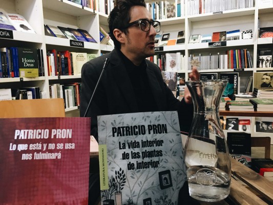 Patricio Pron: “Mis relatos están abiertos a todos, excepto a los que desean que les cuenten lo mismo”