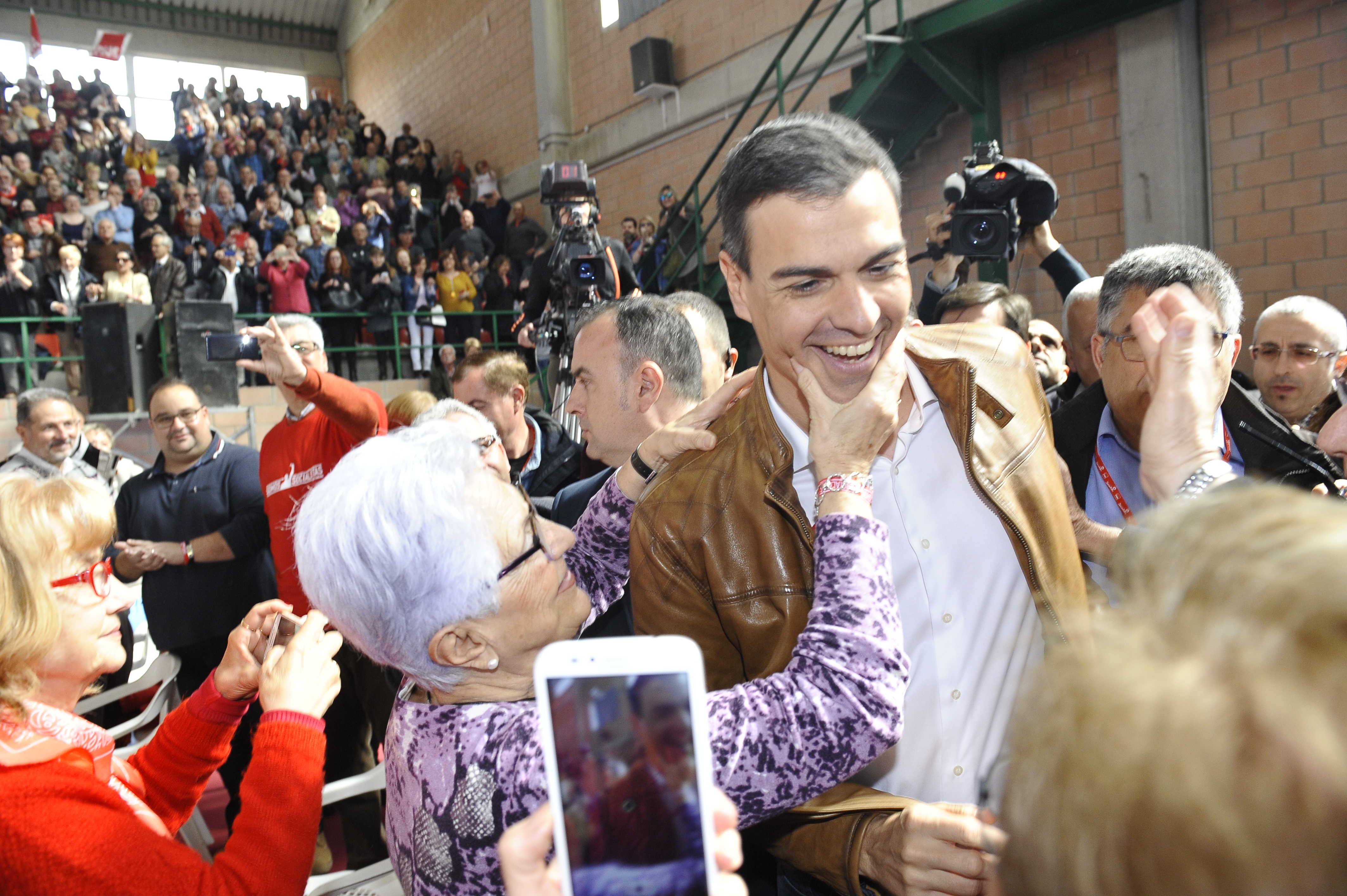 Pedro Sánchez recibe el apoyo de militantes y simpatizantes socialistas en Burjassot (Fotos: KIKE TABERNER)