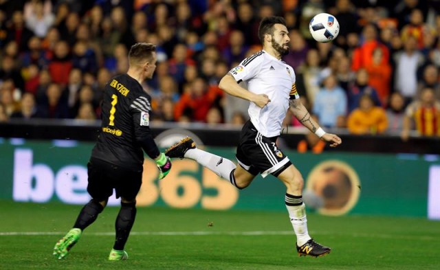 El Valencia cumple con el trámite ante el Barça y ya piensa en la liga