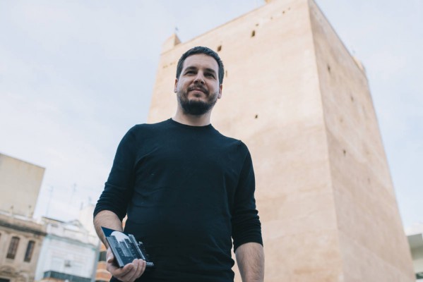 Pau Alabajos presenta en el Micalet 'Ciutat a cau d'orella', su particupar homenaje a Estellés