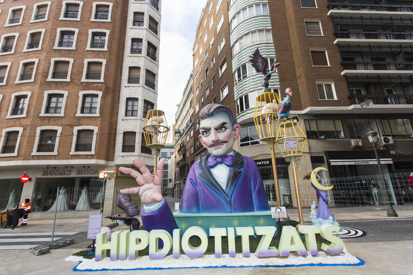 El jurado elige la Falla más innovadora de València (Fotos: EVA MÁÑEZ)