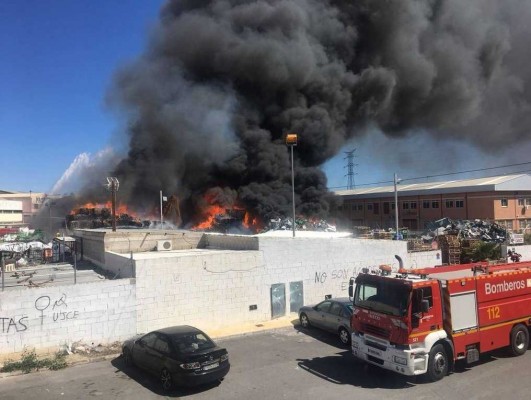 Espectacular incendio en el polígono Carrús de Elche con enormes columnas de humo