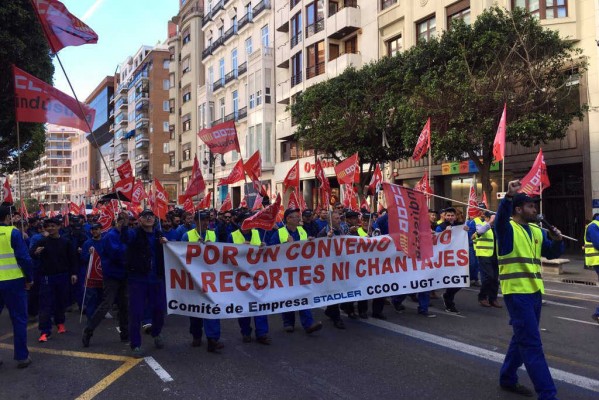 La manifestación de Stadler aglutina a 400 trabajadores en València 