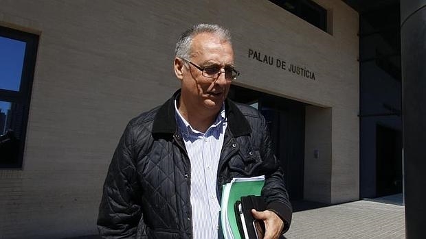 Agustín Navarro, concejal del PSPV, ex alcalde y diputado provincial, en una visita a los juzgados. - 