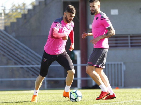 Sadiku se incorpora al grupo tras jugar con Albania