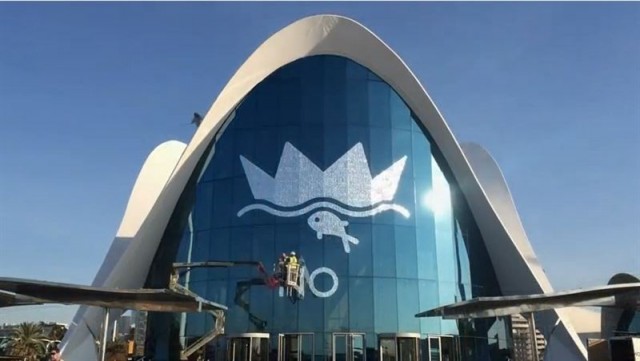 Un pez de lentejuelas de 150 metros cuadrados corona la fachada del nuevo Oceanogràfic