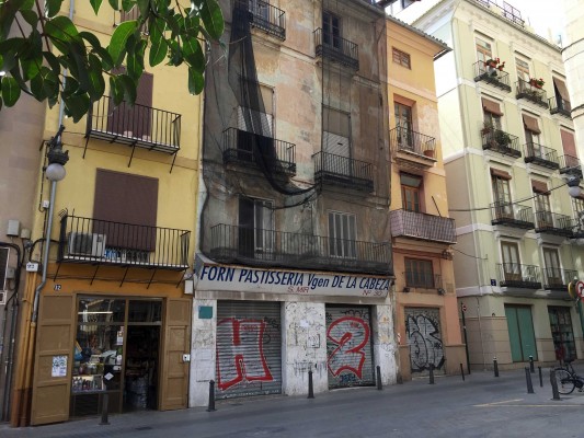 El empresario Andrés Ballester compra tres edificios en la Calle del Mar para construir un hotel
