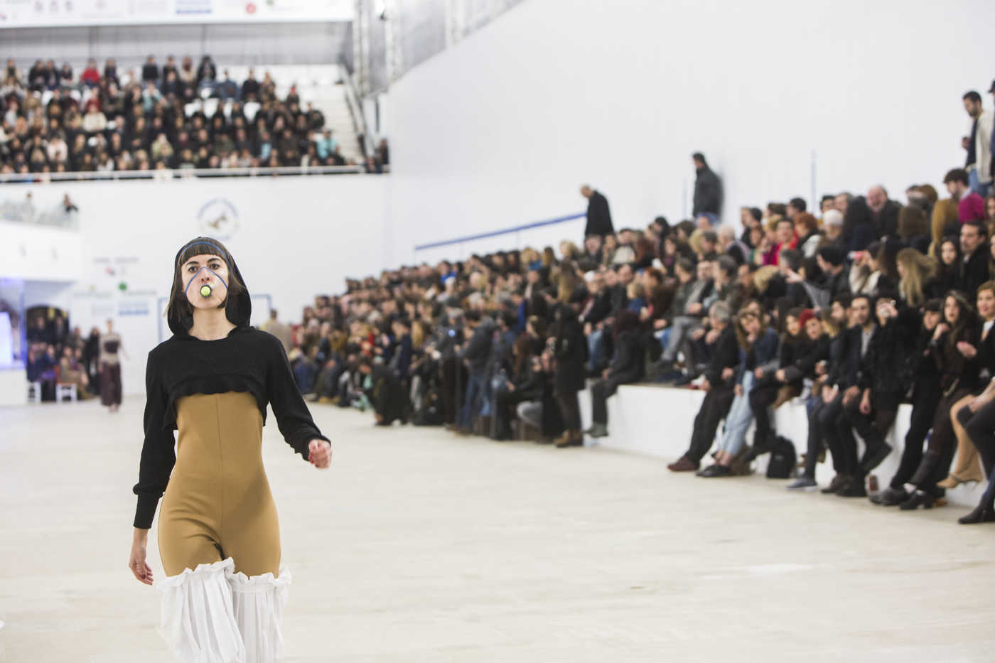 Los jóvenes creadores se dan cita en la Trinquet Fashion (Fotos: EVA MÁÑEZ)