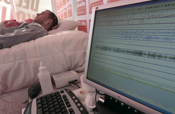 Diseñan sensores de fibra óptica que captan en el colchón la apnea del sueño

