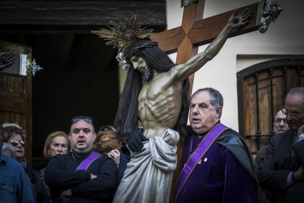 Els Poblats Marítims  vibran con el traslado de dos cristos a la playa y los Vía Crucis 