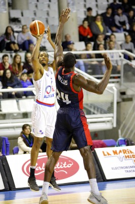 El HLA Alicante supera la tempestad y vuelve a la calma con la victoria ante Baskonia