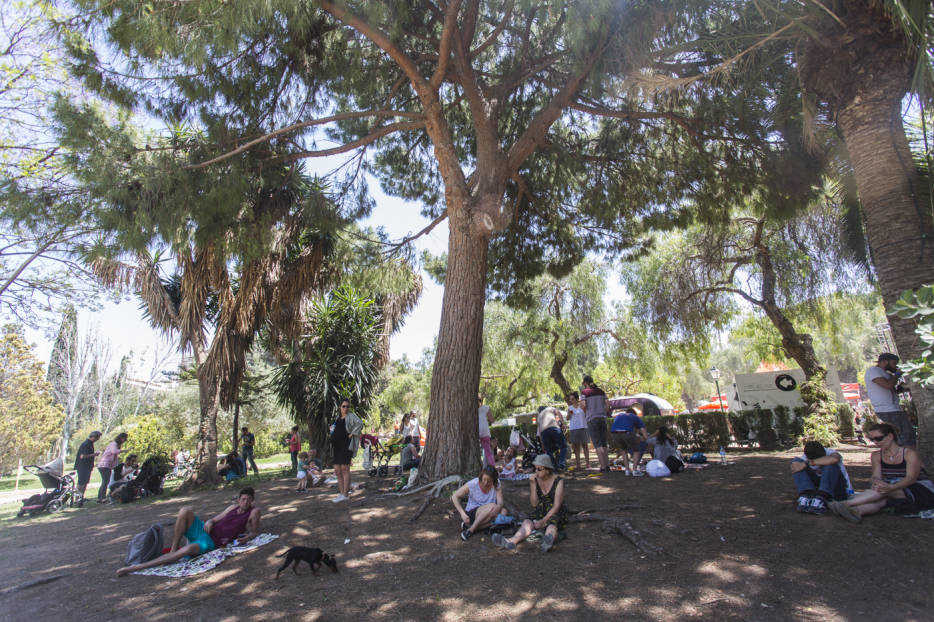 El viento obliga a cerrar los grandes parques vallados de València