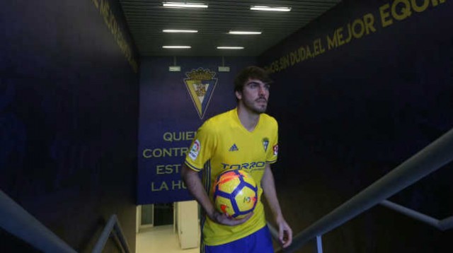 Eugeni vuelve a ganarse un sitio en el Cádiz