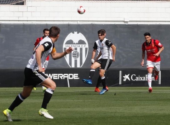 El Mestalla gana al líder y sueña con los ‘play off’
