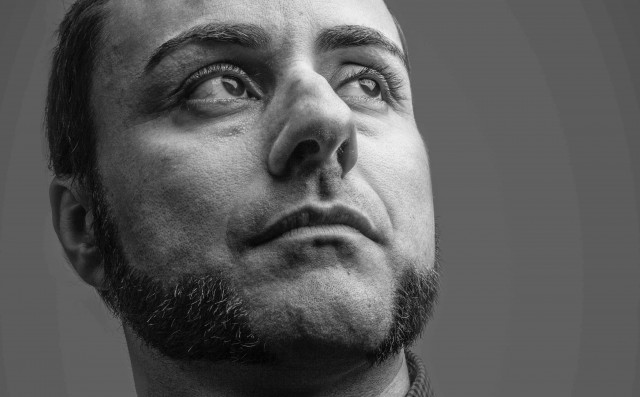 El escritor castellonense Óscar Gual en busca de 'El hombre de la mirada de piedra'