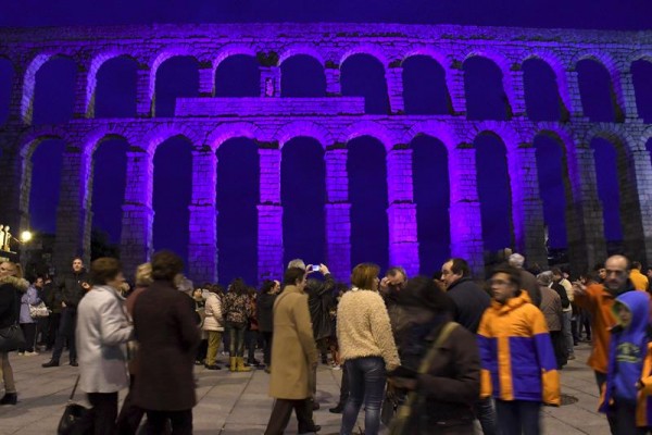 Miles de edificios y monumentos se iluminan de azul para concienciar sobre el autismo
