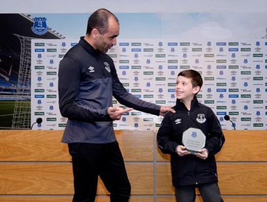 Un niño con parálisis cerebral gana el premio a mejor gol del mes del Everton