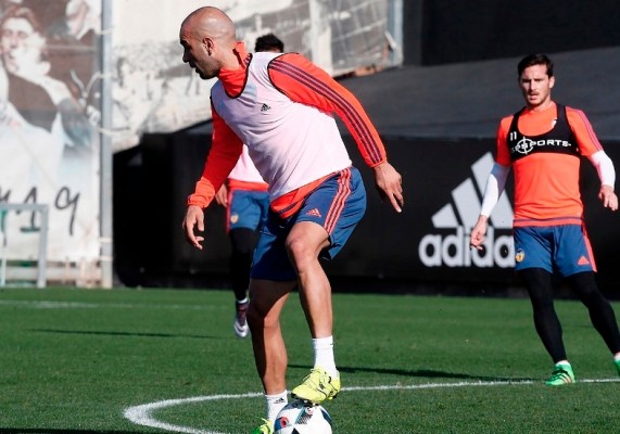 Una defensa cogida con 'pinzas' ante el Espanyol