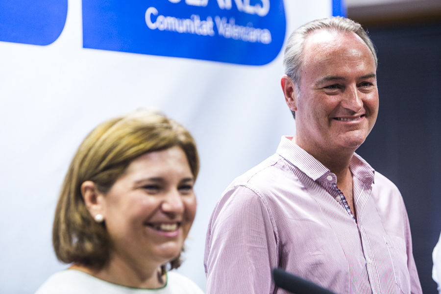 Isabel Bonig y Alberto Fabra durante su relevo al frente del PPCV. FOTO: EVA MÁÑEZ - 