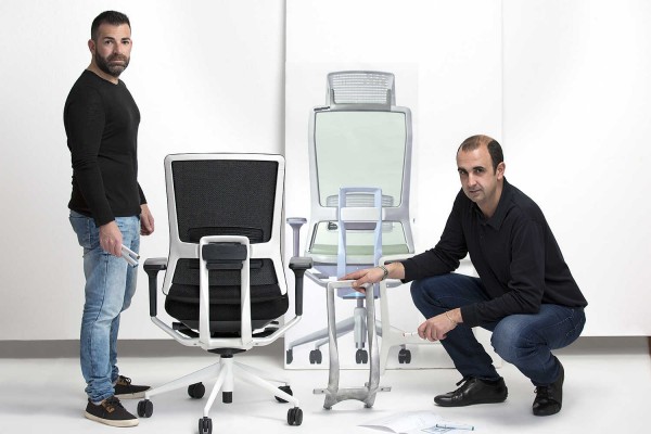 La silla valenciana que se adapta a las necesidades del cuerpo gana el German Design Award