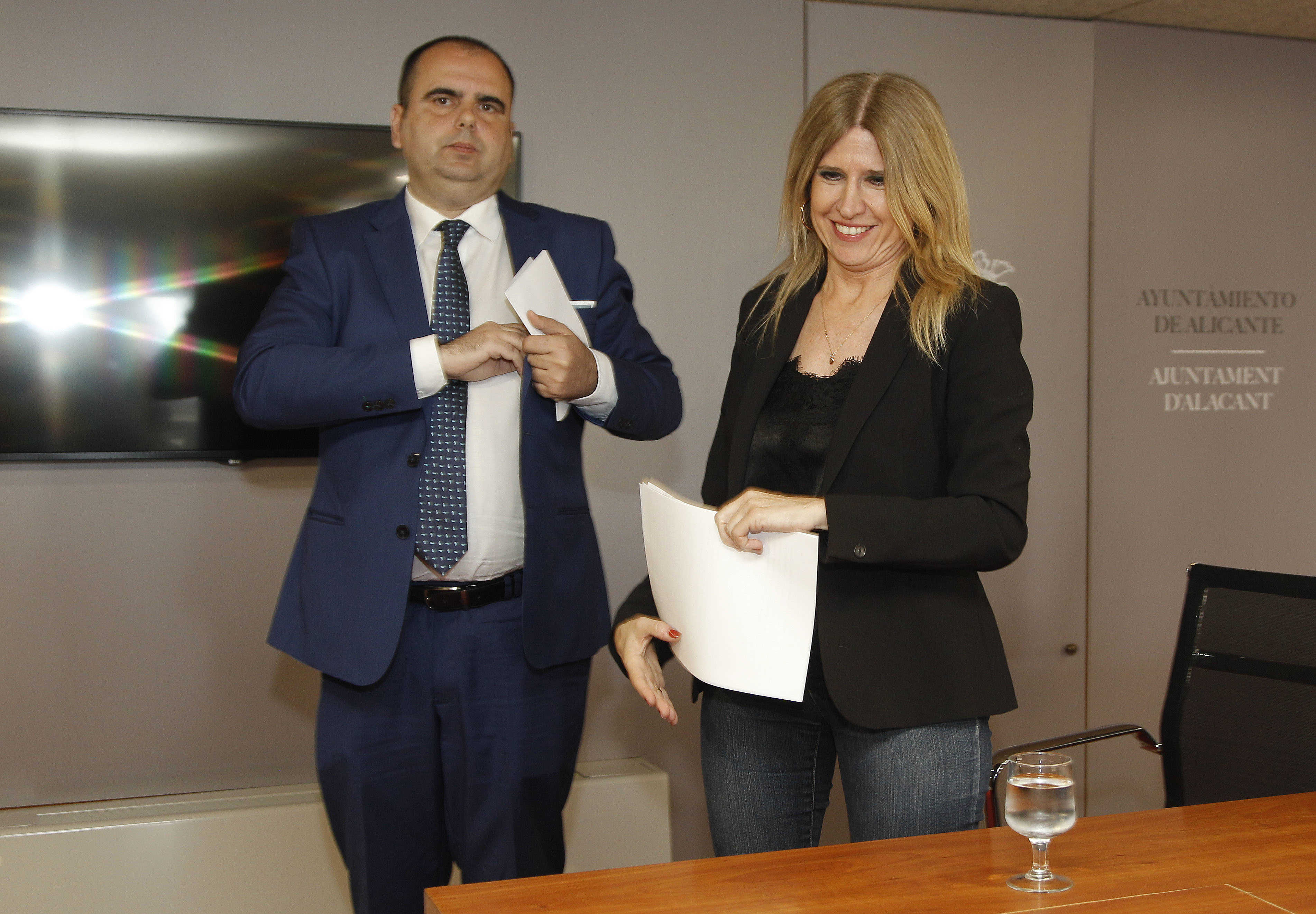 El PSOE protege a Montesinos de los ataques del PP para despejar su investidura