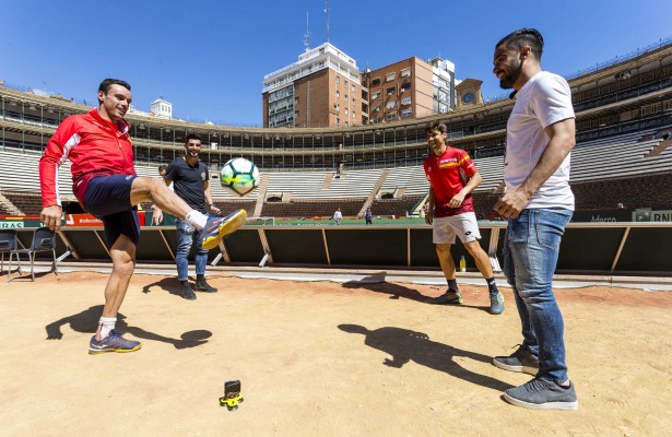 
Álvaro y Jaume Costa juegan a fútbol-tenis con Roberto Bautista y Ferrer