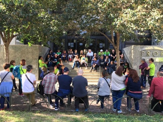La acampada de profesorado interino acuerda ir a la huelga el 24, 25 y 26 de abril