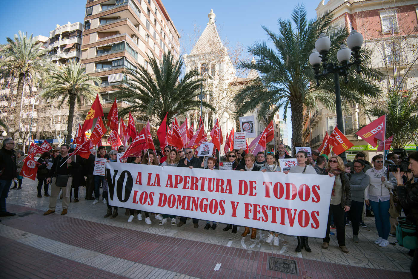 El gran comercio afronta el último domingo de apertura hasta verano tras el pacto autonómico