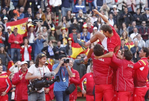 Un indomable Ferrer culmina la remontada y lleva a España a semifinales