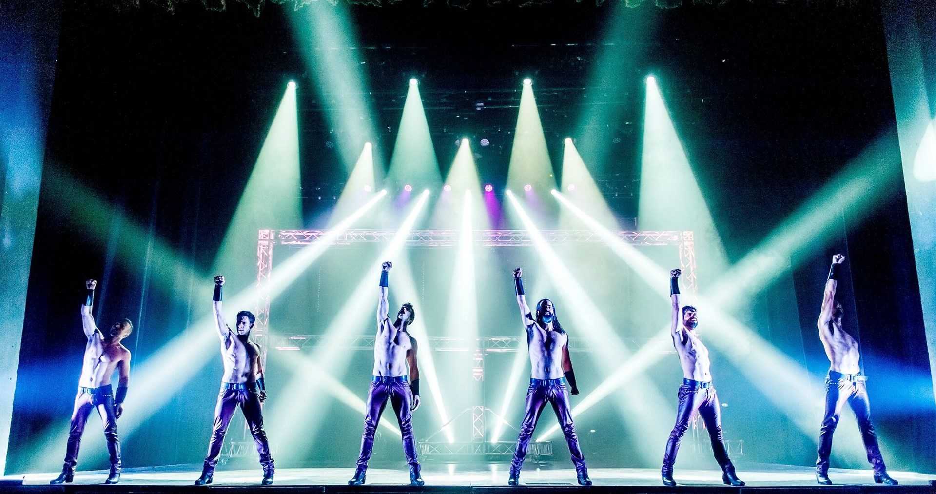 Los Vivancos aterrizan en el Olympia con artes marciales, acrobacia y flamenco