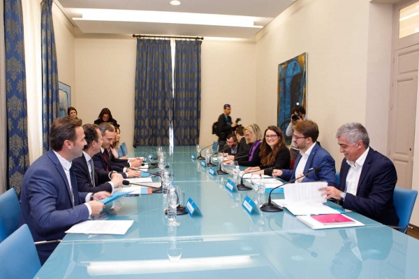 La Diputación quiere que Gata e Ibi entren ya en el plan de centros sociales del Consell