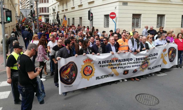Ciudadanos encabeza la manifestación por la equiparación salarial de Policía y Guardia Civil en Alicante 