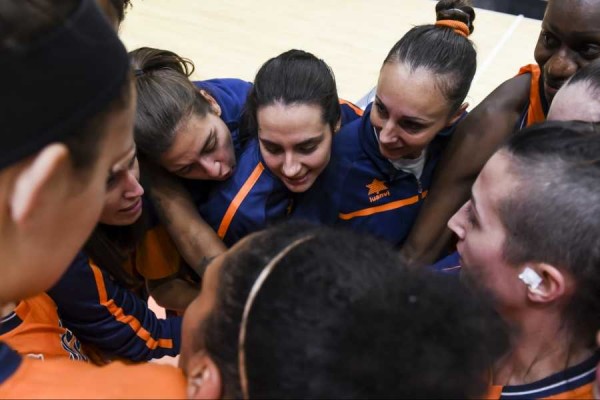 Victoria que vale un liderato en Granada (43-73)