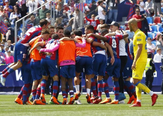 El Levante 'elimina' a Las Palmas y el Deportivo pasa a ser su rival directo