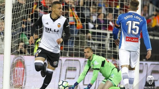 El Valencia llega al Camp Nou sin sancionados pero con siete con 4 tarjetas

