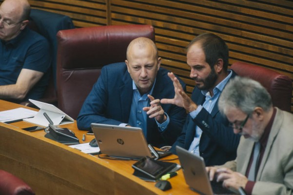 Los diputados 'agermanats' piden que Les Corts verifiquen los currículos de los diputados