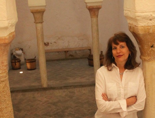 Dana Gynther, la estadounidense que ha escrito una novela sobre los Baños del Almirante