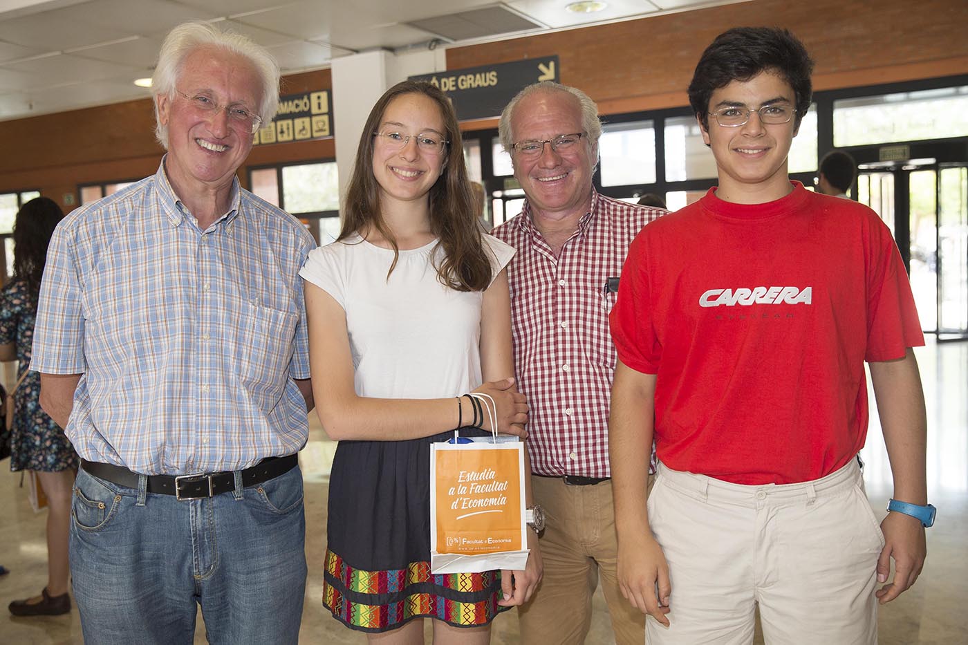 Estudiantes premiados en las Olimpiadas de economía de la Universitat de València (Fotos: MARGA FERRER)