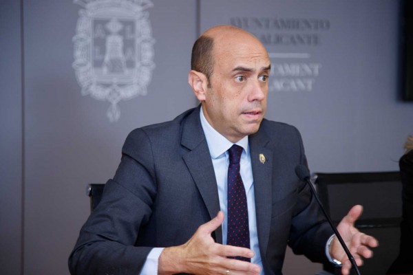 La Fiscalía defiende su independencia por el 