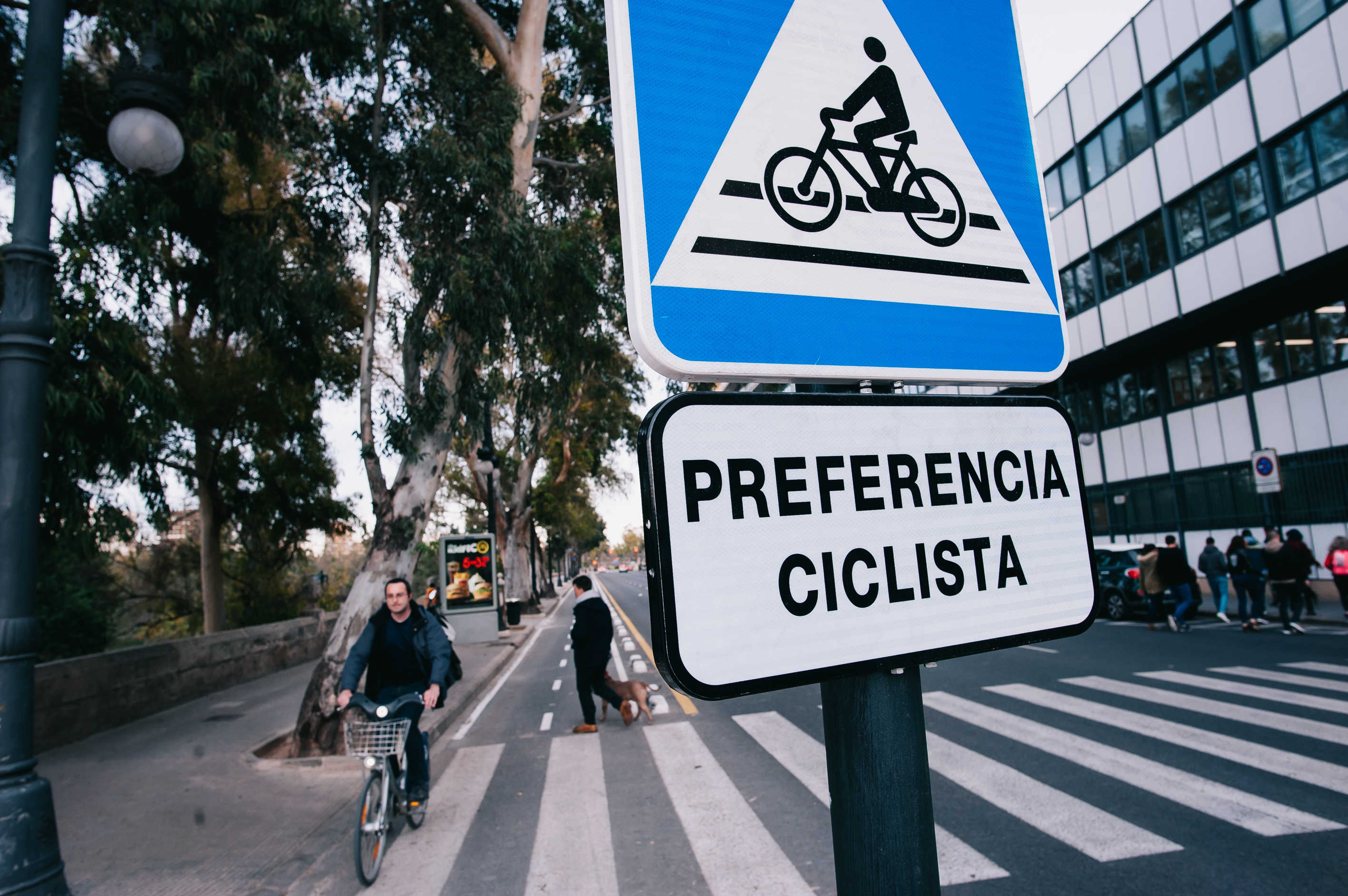 La nueva ordenanza municipal permitirá el uso de bicis y patinetes eléctricos en el carril bici