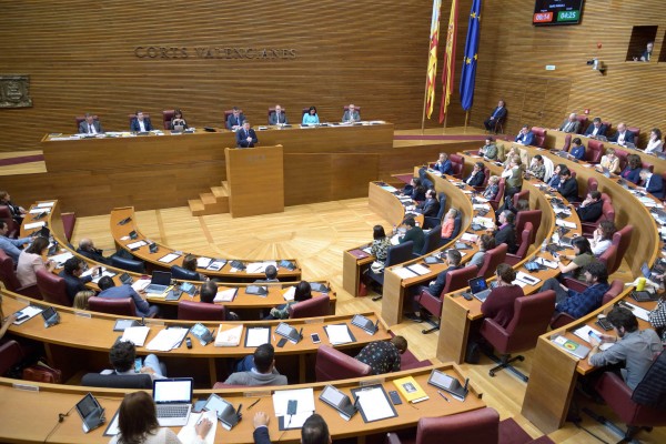 La 'ola' Cifuentes inunda Les Corts