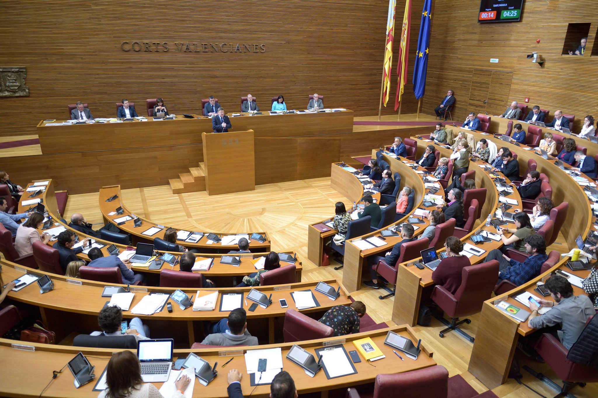 La 'ola' Cifuentes inunda Les Corts