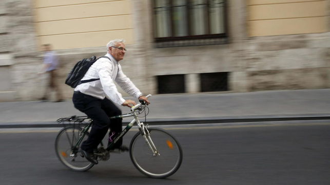 Altos cargos y diputados cambian el coche oficial por la bici, tren o metro