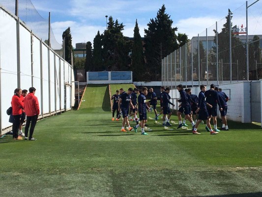 Carlos Soler trabaja con el grupo y está disponible para el Camp Nou