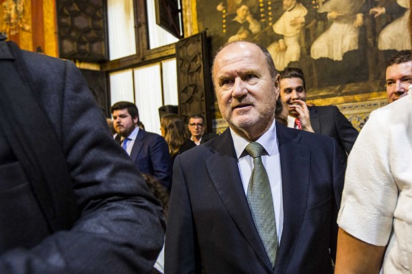 El diputado del PP Alejandro Font de Mora expone sus cuadros en Les Corts