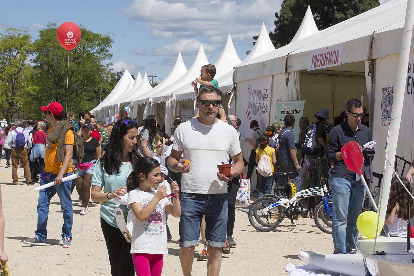 La Primavera Educativa colorea el Cauce del Río (Fotos: MARGA FERRER)