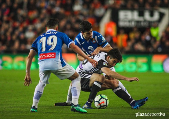 El agujero en la derecha erosiona a Carlos Soler 