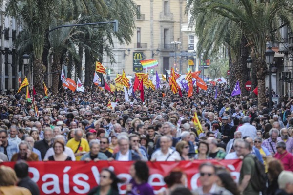 Miles de personas conmemoran el 25 d'Abril en Valencia (Fotos: EVA MÁÑEZ)