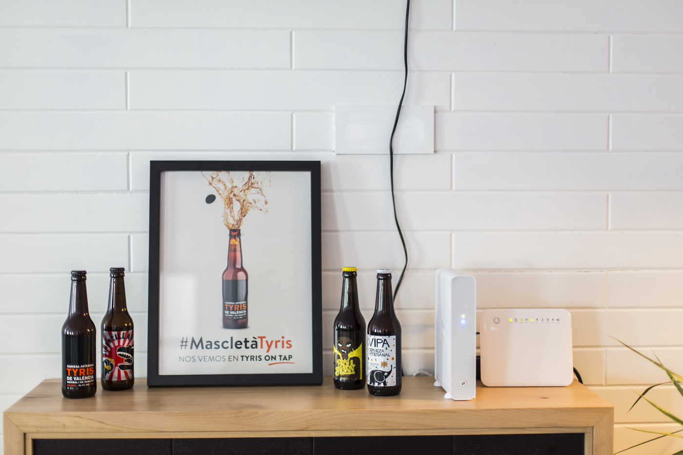 Tyris marida una mascletà con sus cervezas (Fotos: Eva Máñez)