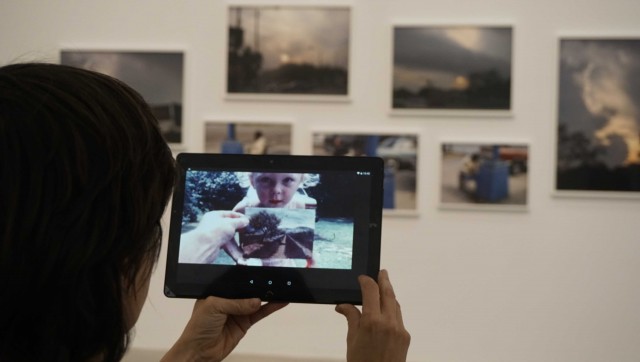 Bombas Gens invita a mirar sus exposiciones con 